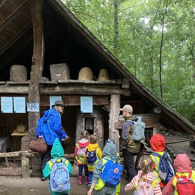 Kita Spielhaus - Kinder besuchen eine Hütte im Museumsdorf Düppel