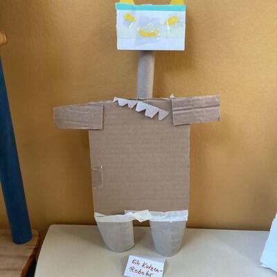 Kita Ameisenburg - Spielzeugfreie Zeit - ein gebastelter Katzenroboter aus Karton