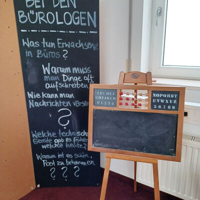 Bild vergr&ouml;&szlig;ern: WAMIKI - gro&szlig;e Kreidetafel mit anregenden Fragen Thema B&uuml;rologen
