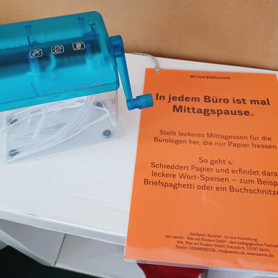 Bild vergr&ouml;&szlig;ern: WAMIKI - manueller Schredder mit Anleitung f&uuml;r Schredderpapier Wort-Speisen