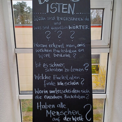 Bild vergr&ouml;&szlig;ern: WAMIKI - gro&szlig;e Kreidetafel mit anregenden Fragen zum Thema - Buchstabisten