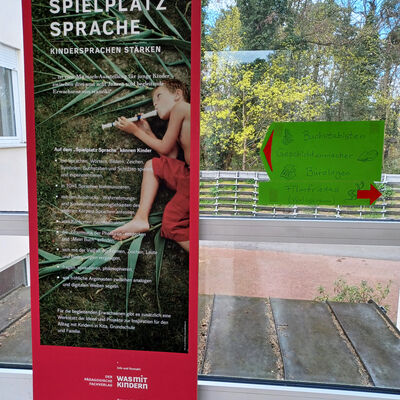 Bild vergr&ouml;&szlig;ern: WAMIKI - gro&szlig;er Aufsteller zur Ausstellung von WAMIKI und ein Wegweiser im Flur