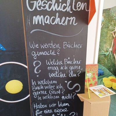Bild vergr&ouml;&szlig;ern: WAMIKI - gro&szlig;e Kreidetafel mit anregenden Fragen zum Thema - Bei den Geschichtenmachern