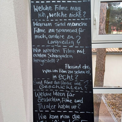Bild vergr&ouml;&szlig;ern: WAMIKI - gro&szlig;e Kreidetafel mit anregenden Fragen zum Thema - Filmfriedas