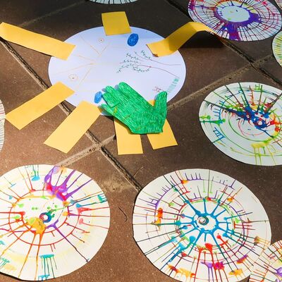 Bild vergr&ouml;&szlig;ern: Kita Spielhaus - Fr&uuml;hlingsfest mit der Lebenshilfe - bunte Bilder