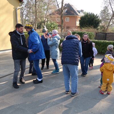 Bild vergr&ouml;&szlig;ern: Kita Spielhaus - Fr&uuml;hlingsfest mit der Lebenshilfe - Kinder tanzen