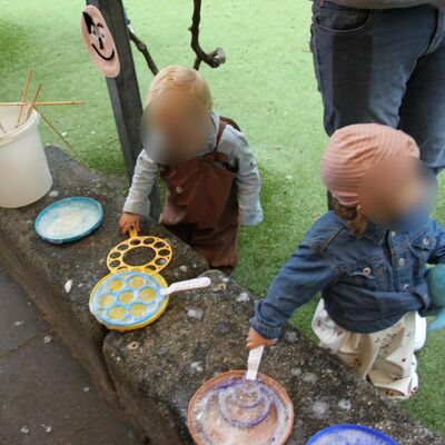 Bild vergr&ouml;&szlig;ern: Kita Am Seeberg - Sommerfest 2025 - Kinder mit Seifenblasen