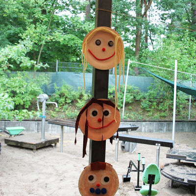 Bild vergr&ouml;&szlig;ern: Kita Am Seeberg - Sommerfest 2025 - gebastelte Gesichter