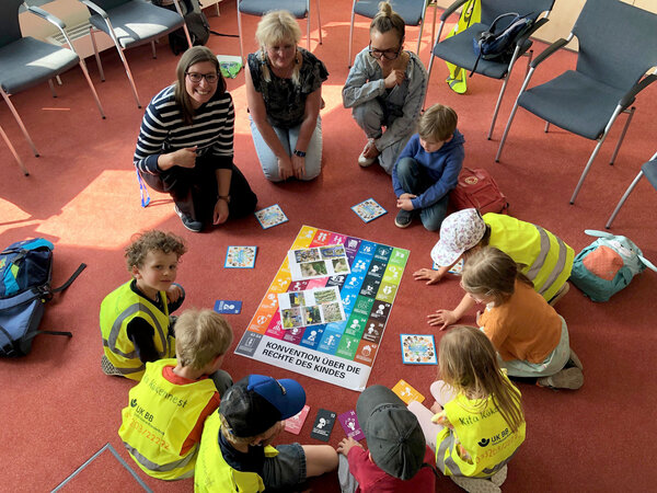 Im Fr&uuml;hjahr dieses Jahres besuchten zehn Kinder der Vorschulgruppe aus der Kita "K&uuml;kennest" das Rathaus - mit gro&szlig;en Fragen, klaren Beobachtungen und vielen guten Ideen.