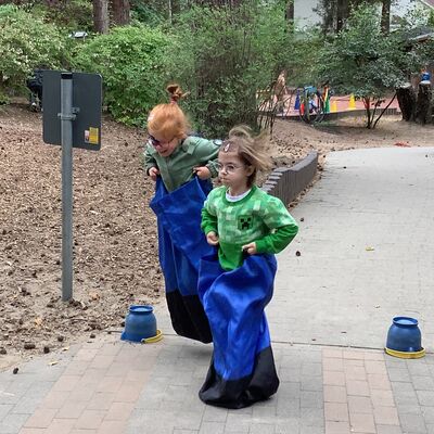 Bild vergr&ouml;&szlig;ern: zwei Kinder beim Sackh&uuml;pfen