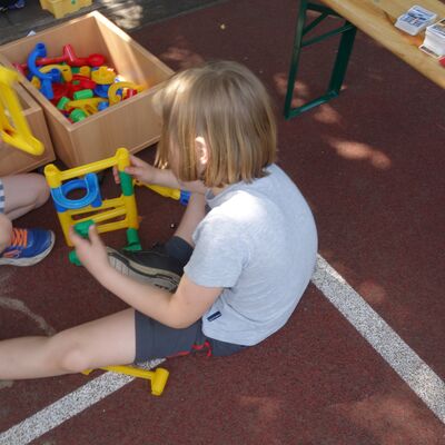 Bild vergr&ouml;&szlig;ern: Kinder bauen bunte Murmelbahnen.