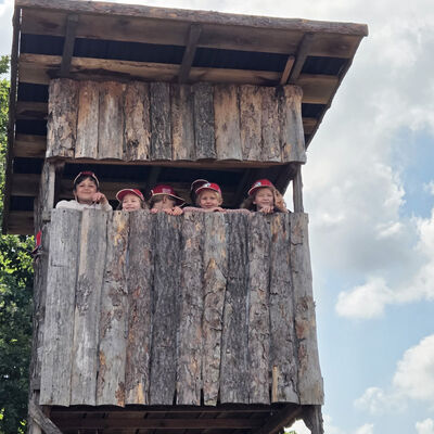 Bild vergr&ouml;&szlig;ern: Die Kinder schauen von einem Hochstand.