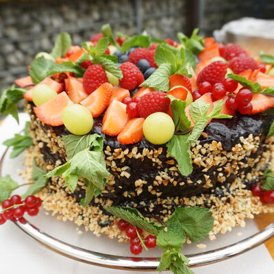 Bild vergr&ouml;&szlig;ern: Eine leckere Torte mit reich verziertem frischen Obst.