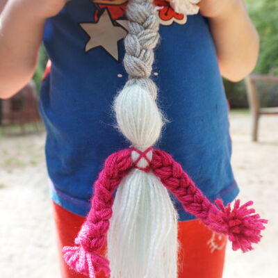 Bild vergr&ouml;&szlig;ern: Ein Kind h&auml;lt eine selbst gebastelte ukrainische Puppe aus Wolle.