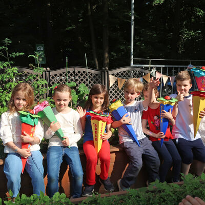Bild vergr&ouml;&szlig;ern: Gruppenbild unserer Schulanf&auml;nger mit ihren Zuckert&uuml;ten