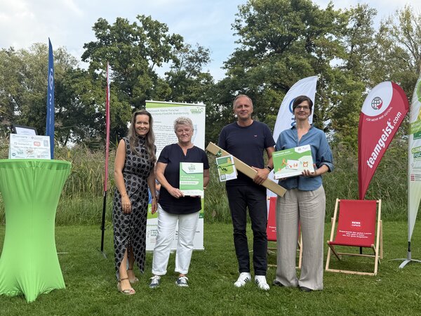 Gruppenfoto: Die Leitung vom Kinderhaus Ein Stein, Sabine Horn und Jan Stern-Passek, (m.) erh&auml;lt ihr 9. Zertifikat von Nadine Syring (l.) und Stephanie Pr&ouml;psting (r.). (Foto: Stiftung Kinder Forschen)