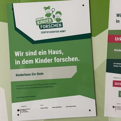 Bild vergr&ouml;&szlig;ern: Urkunde f&uuml;r das Kinderhaus Ein Stein der Stiftung Kinder forschen