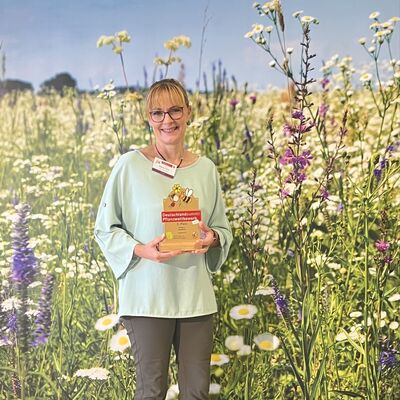 Bild vergr&ouml;&szlig;ern: Die Leiterin der Kita K&uuml;kennest, Dana Thur, h&auml;lt stolz den Preis der Stiftung in ihren H&auml;nden.