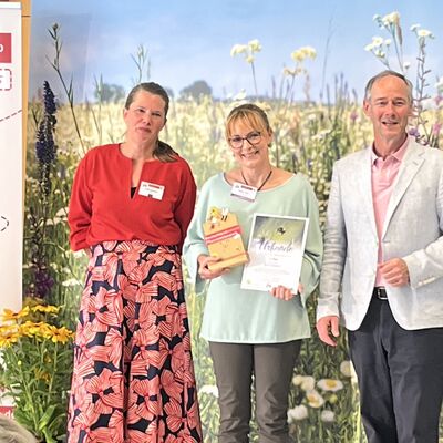 Bild vergr&ouml;&szlig;ern: Preisverleihung (v. l. n. r): Projektleiterin Julia Sander, Kitaleiterin Dana Thur und Stiftungsleitung Cornelis Hemmer