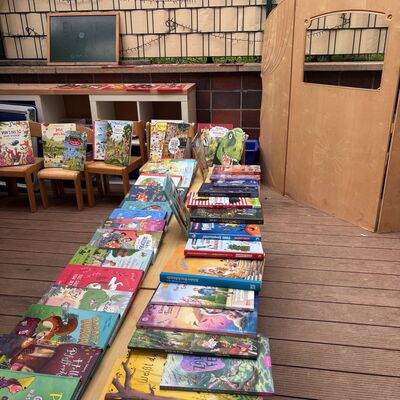 Bild vergr&ouml;&szlig;ern: Die NATURA-Buchhandlung ist bei uns im Haus und hat viele ausgew&auml;hlte Kinderb&uuml;cher mitgebracht.