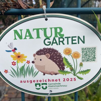 Bild vergr&ouml;&szlig;ern: Naturgarten-Plakette 
Willkommen im Naturgarten Pitti-Platsch!