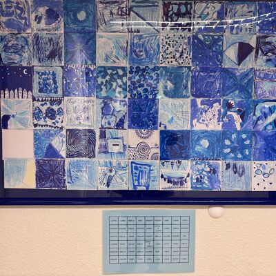 Bild vergr&ouml;&szlig;ern: Das Kunstwerk mit Legende h&auml;ngt im Flur der Blauen Ebene.