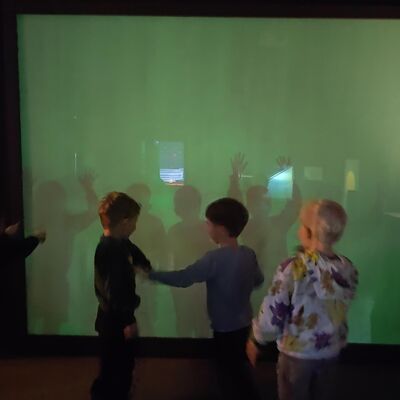 Bild vergr&ouml;&szlig;ern: Kinder stehen vor eine W&auml;rmebild Selfie-Wand.