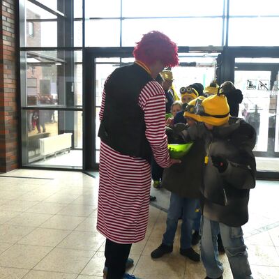 Bild vergr&ouml;&szlig;ern: B&uuml;rgermeister Bodo Krause, verkleidet als Clown, verteilt im Rathaus S&uuml;&szlig;igkeiten an die Narren