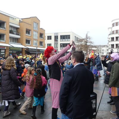 fr&ouml;hliche Narren auf dem Rathausmarkt