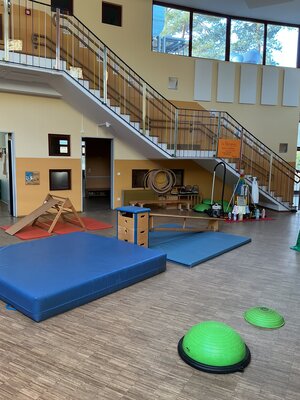 Bild vergr&ouml;&szlig;ern: Bewegungsparcour in der Eingangshalle