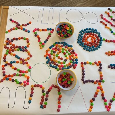 Spuren nachlegen mit kleinen bunten Steinen aus Kunststoff