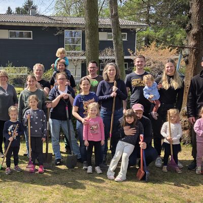 Gruppenfoto nach dem Arbeitseinsatz im Kita-Garten mit Eltern, Kindern und Team der Kita Waldh&auml;uschen