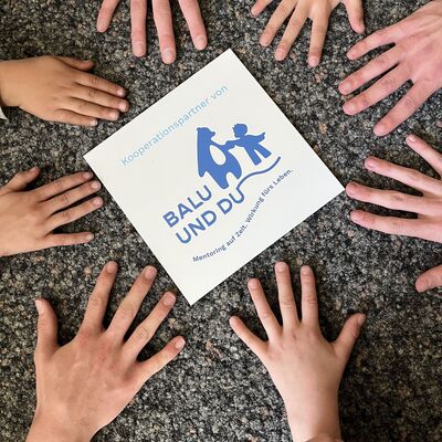 acht H&auml;nde umschlie&szlig;en das Logo "Balu und du" am 28.04.2026