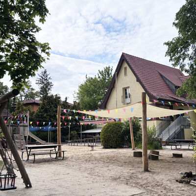 Bild vergr&ouml;&szlig;ern: Kita Pitti-Platsch - Spielplatz mit gro&szlig;em Sonnensegel