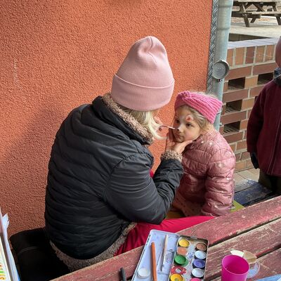 Bild vergr&ouml;&szlig;ern: ein Kind wird im Gesicht geschminkt