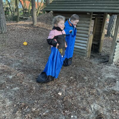 Bild vergr&ouml;&szlig;ern: zwei Kinder beim Sackh&uuml;pfen auf dem Spielplatz der Kita