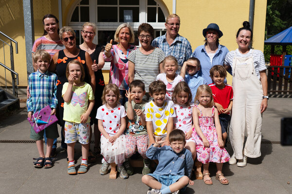 Gruppenfoto aller zuk&uuml;nftigen Schulanf&auml;nger mit allen Besch&auml;ftigten der Kita Spielhaus.