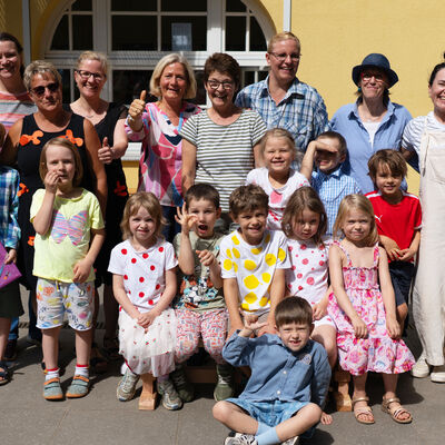 Gruppenfoto aller zuk&uuml;nftigen Schulanf&auml;nger mit allen Besch&auml;ftigten der Kita Spielhaus.