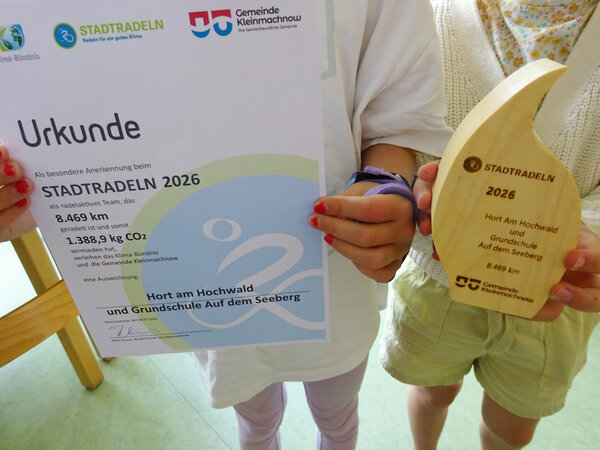 Pokal und Urkunde von Kinderh&auml;nden gehalten
