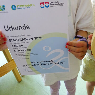 Pokal und Urkunde von Kinderh&auml;nden gehalten