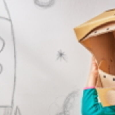 Kind spielt Astronaut