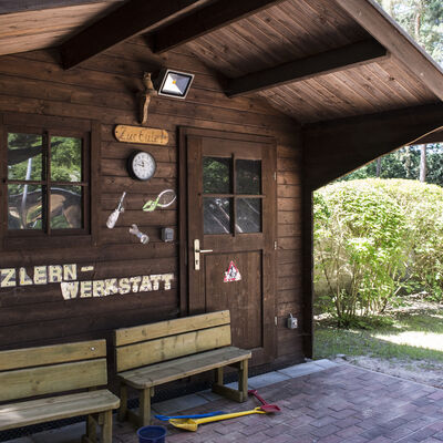 Bild vergrößern: Kita Spielhaus Holzlernwerkstatt im Garten