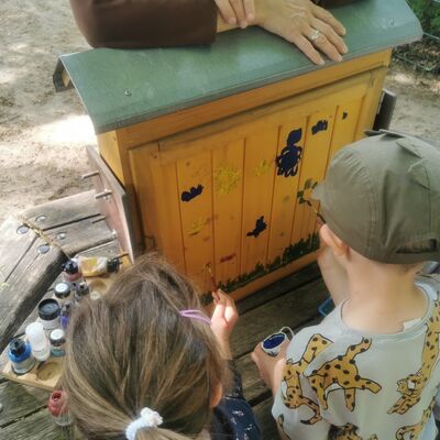 Bild vergrößern: Kita Kükennest - Kinder gestalten liebevoll den Schaukasten