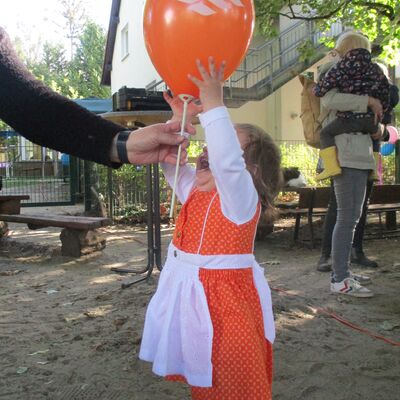 Bild vergrößern: Kükennest - Sarah freut sich über den Luftballon der MWA