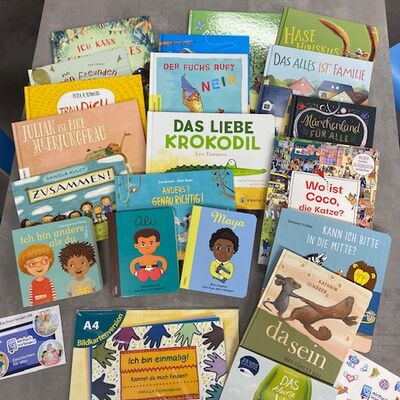 Bild vergr&ouml;&szlig;ern: gro&szlig;e B&uuml;cherauswahl der Vorlesebox