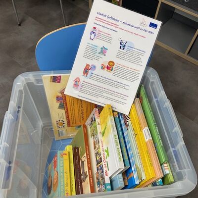 Bild vergr&ouml;&szlig;ern: gro&szlig;e Vielfalt an B&uuml;chern in der Vorlesebox