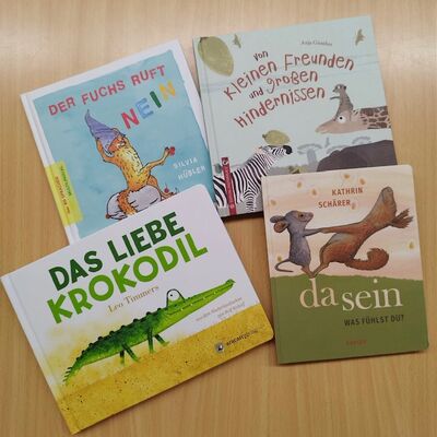 Bild vergr&ouml;&szlig;ern: vier B&uuml;cher aus der Vorlesebox