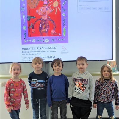 Bild vergrößern: Kita Waldhäuschen  Fünf Kinder bei Ausstellung